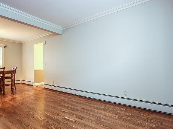 5th image of 627 Willow St