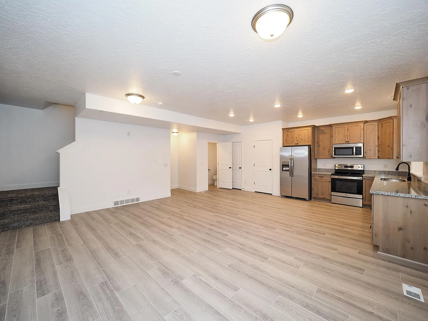 Beautiful Herriman Townhome Near Mountain View Village with 2-Car Garage — Photo 3