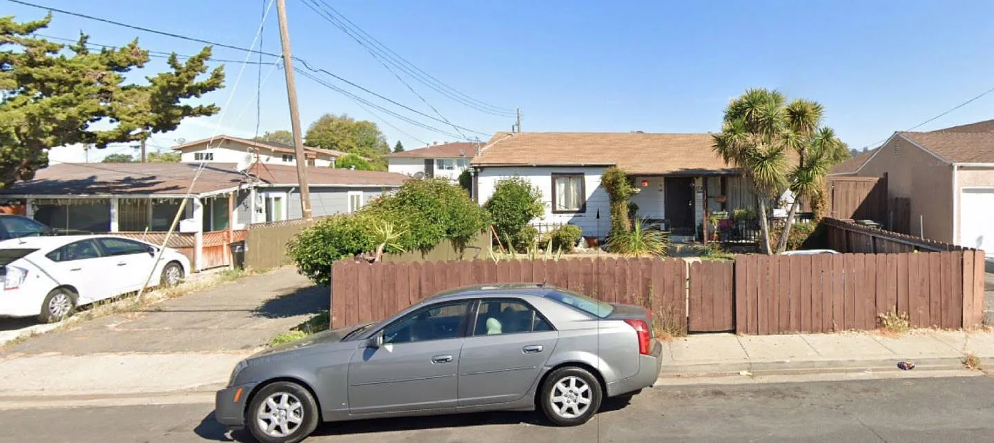 574 Jefferson St photo 1