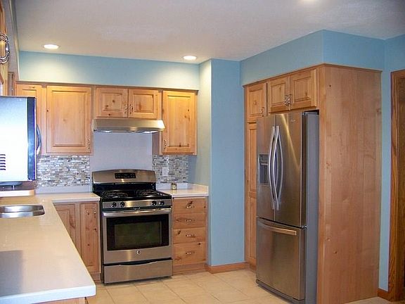 3rd image of 9936 Holly Dr