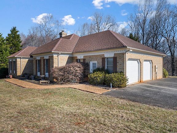 3rd image of 113 Black Forest Dr