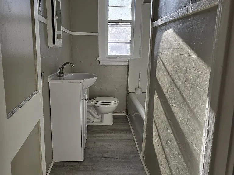 327 1/2 Frederick St — Photo 7