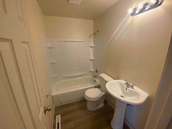 5th image of 855-857 Byron Ave