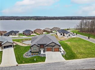 2645 Waters Edge Dr, Columbiana, OH