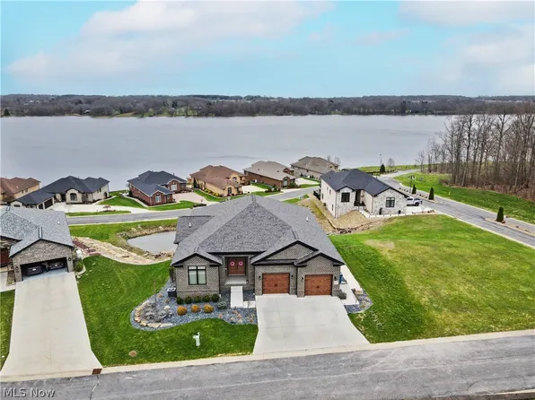 2645 Waters Edge Dr, Columbiana, OH 44408