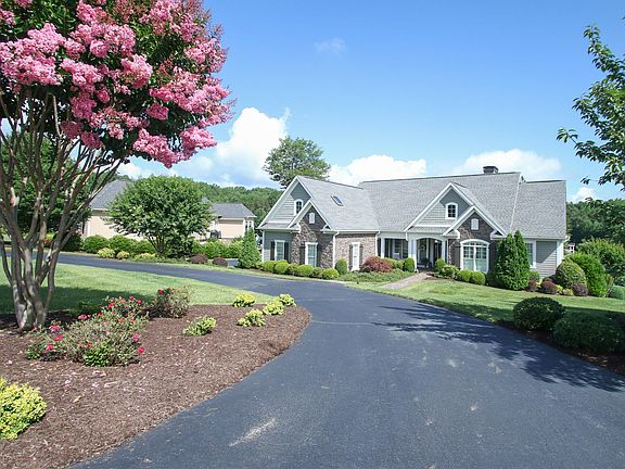 3rd image of 285 E Pointe Dr