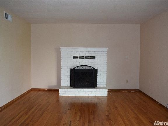 4th image of 2306 Almond Ave