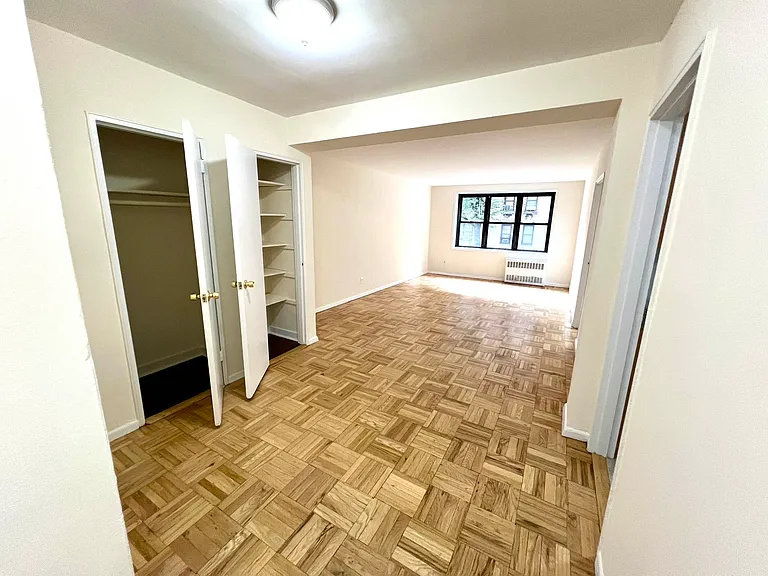 4439 Broadway #1C — Photo 1