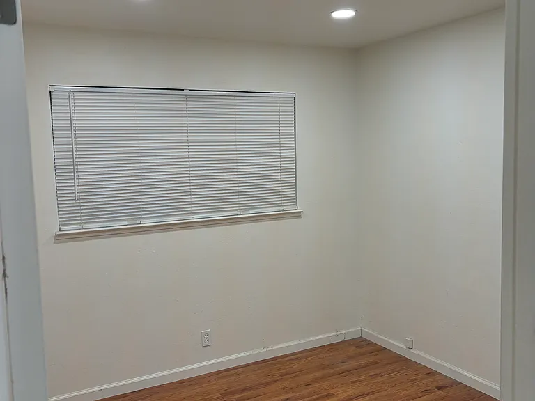 215 Saint Nicholas Ct — Photo 12