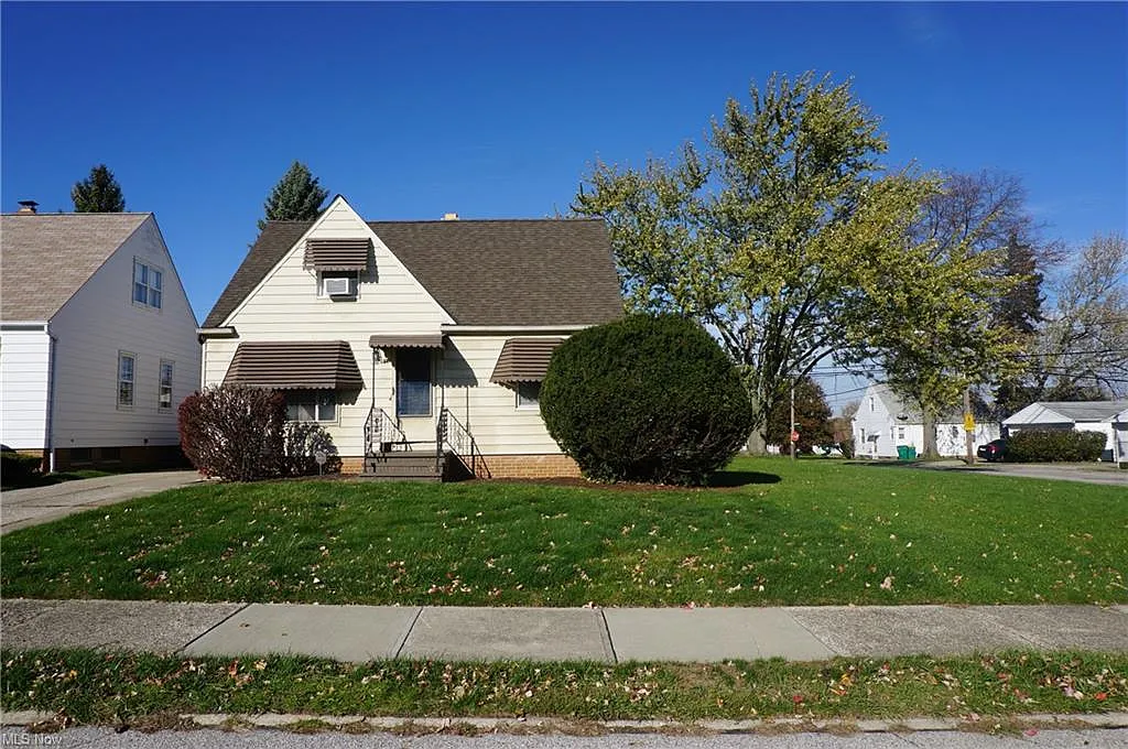 15621 Maplewood Ave photo 1