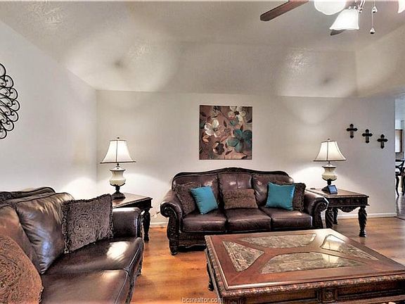 4th image of 4809 Aldine Dr