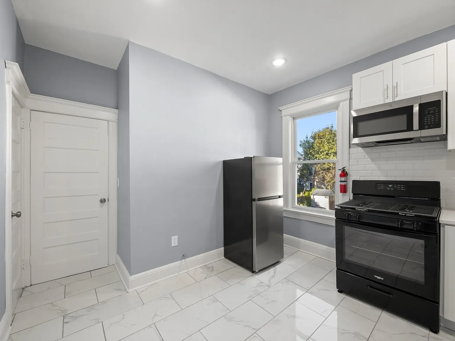 3 bed, 1050 sqft, $3,000 — Photo 2