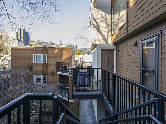 3rd image of 1535 SW Clay St APT 304