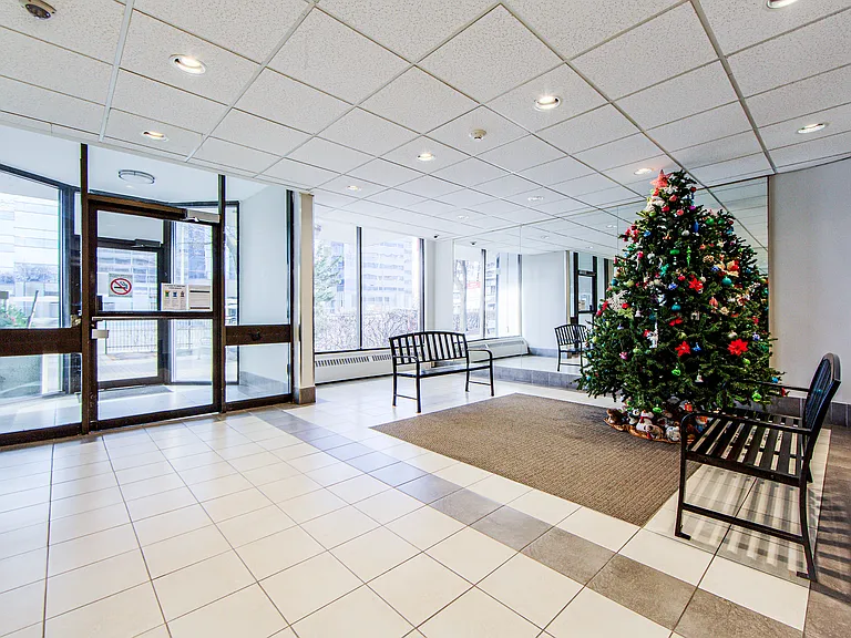 5754 Yonge St — Photo 20