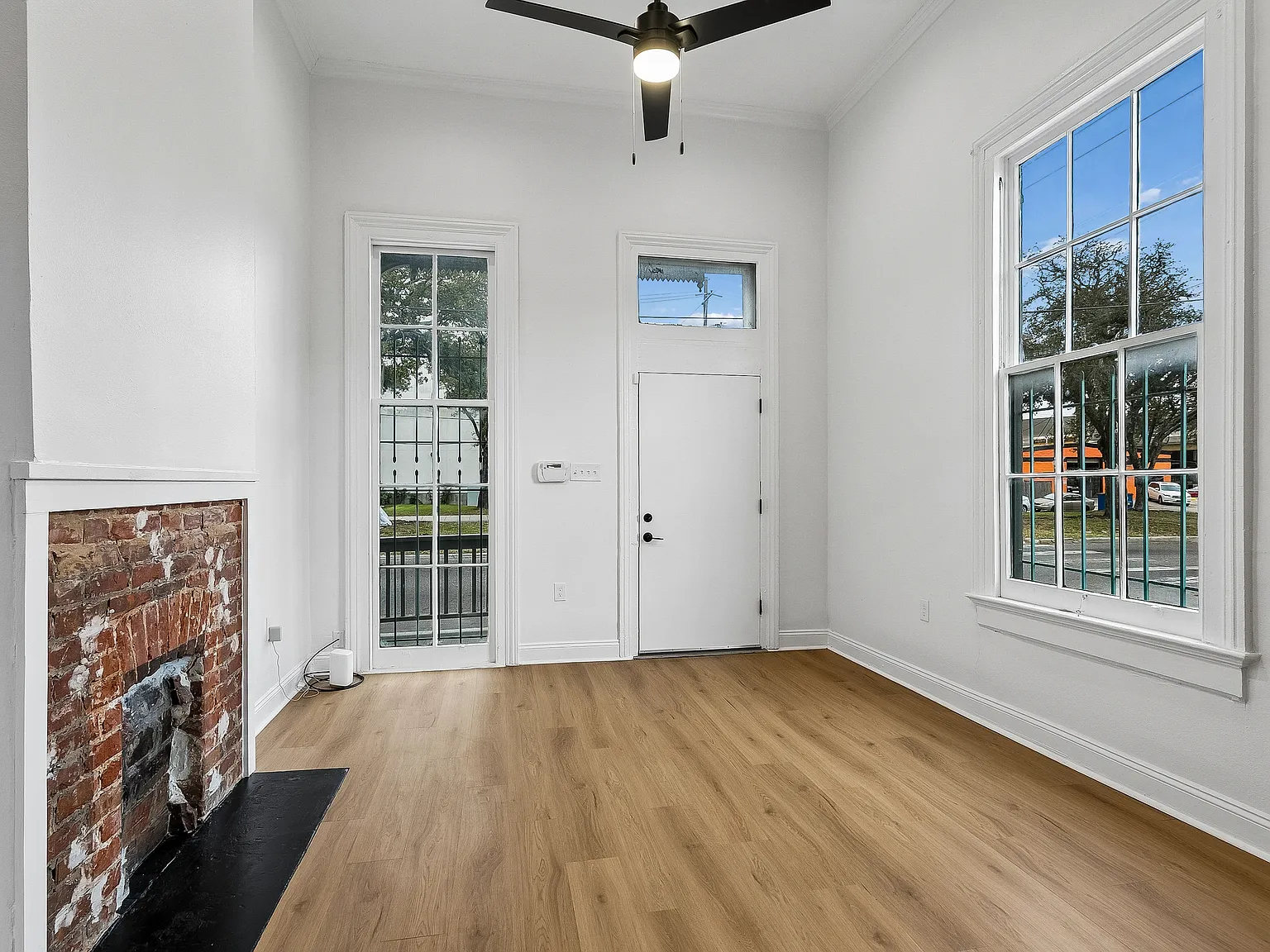 2 bed, 1000 sqft, $2,225 — Photo 2