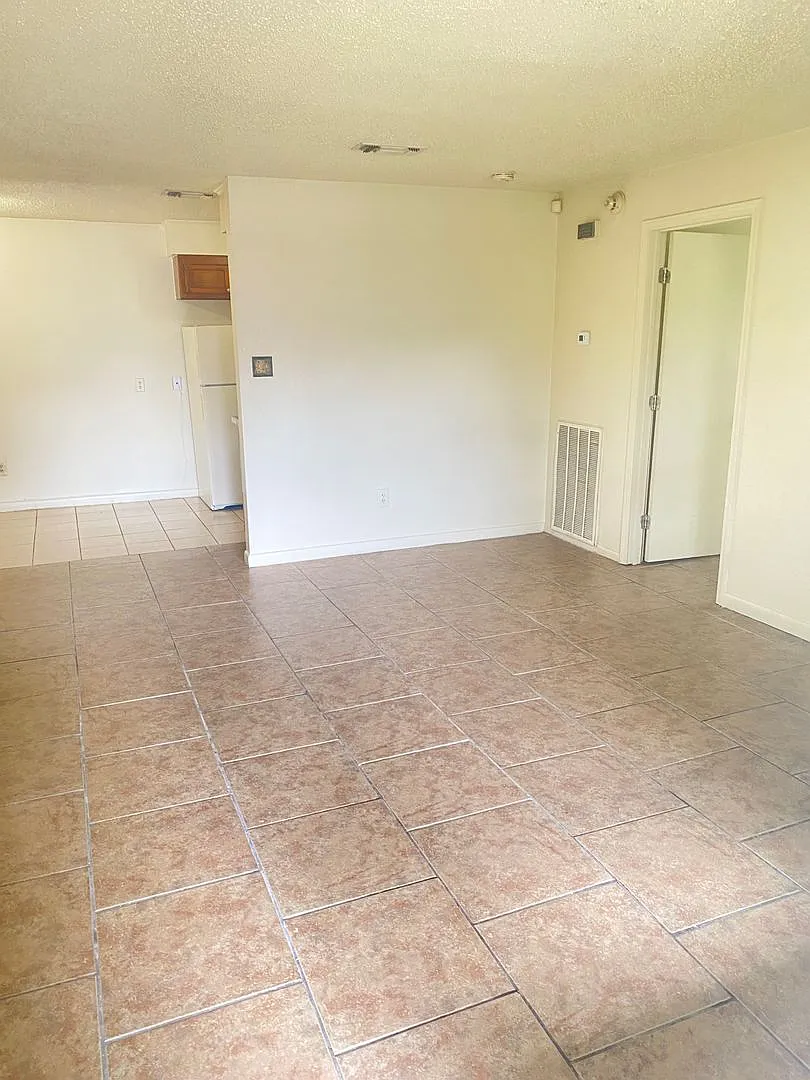 C 8349 GV — Photo 3