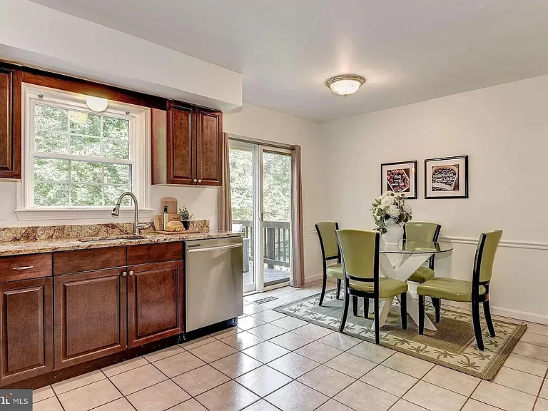 1214 Colonial Rd — Photo 8