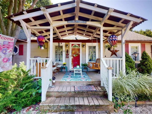 2 Gate Street, Hampton Bays, NY 11946