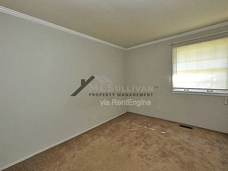 100 S Hassel St — Photo 12