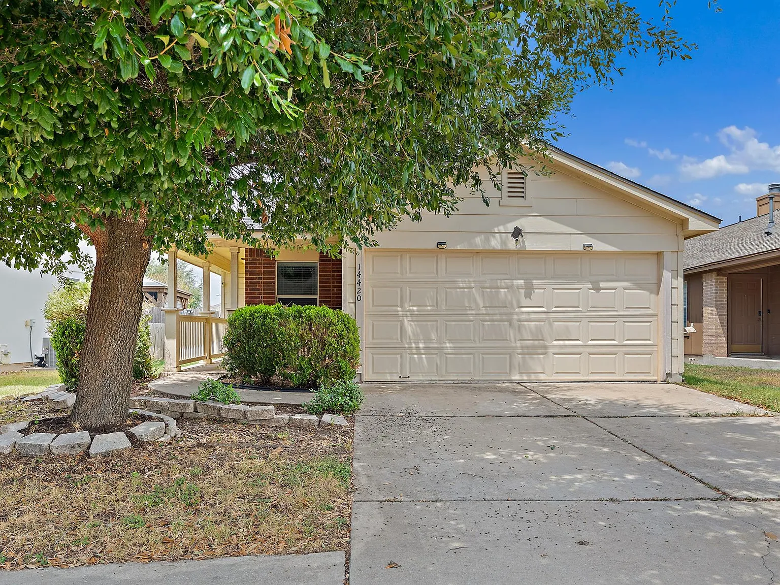3 bed, 2.0 bath, 1058 sqft, $1,695 — Photo 2