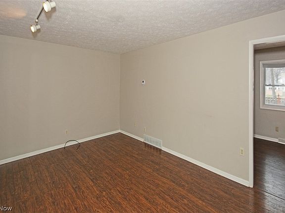 5th image of 31636 Newbury Blvd
