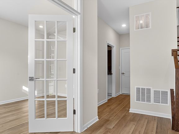 4th image of 613 Barnehurst St