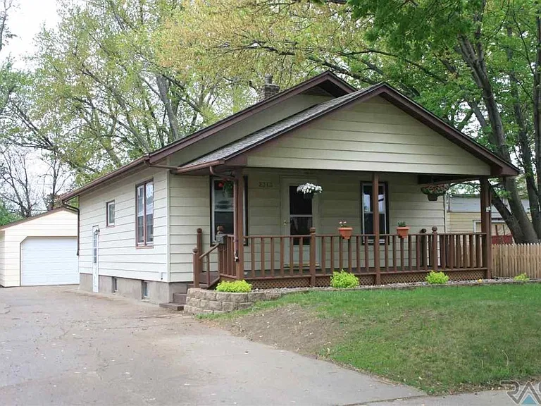 2313 S Duluth Ave — Photo 1