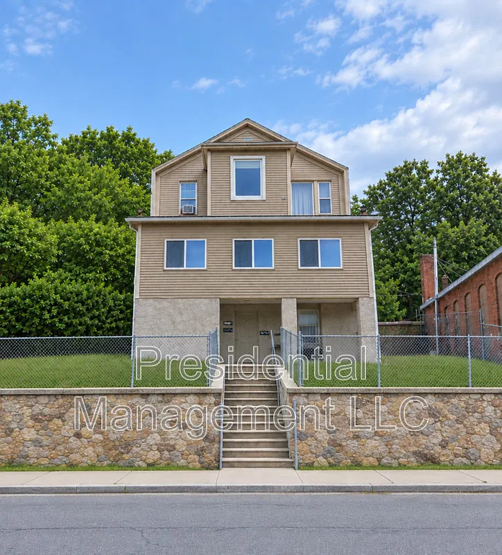 3 bed, 1.0 bath, $1,600 — Photo 1