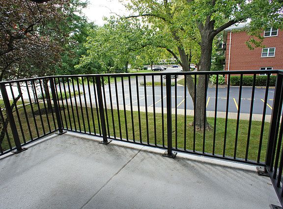 5th image of 120 N Lincoln Ln APT 2C
