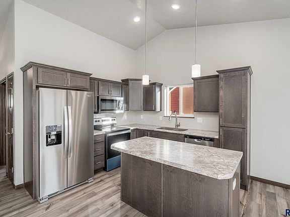 5th image of 609 N Anthem Dr