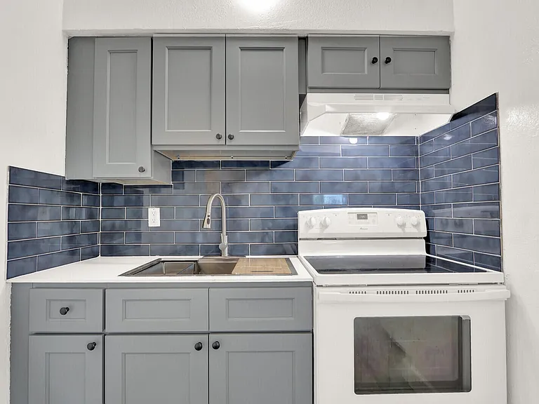 2701 Avenue E — Photo 3