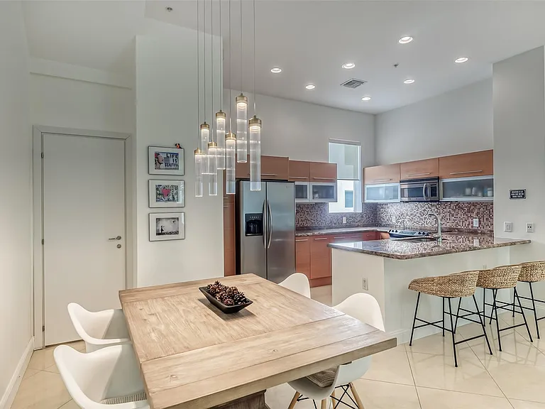 727 NE 4th Ave — Photo 6