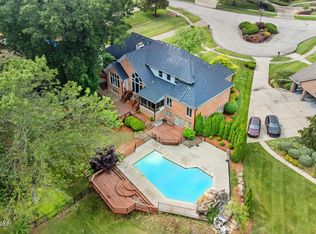 527 Woodlake Dr, Louisville, KY 40245