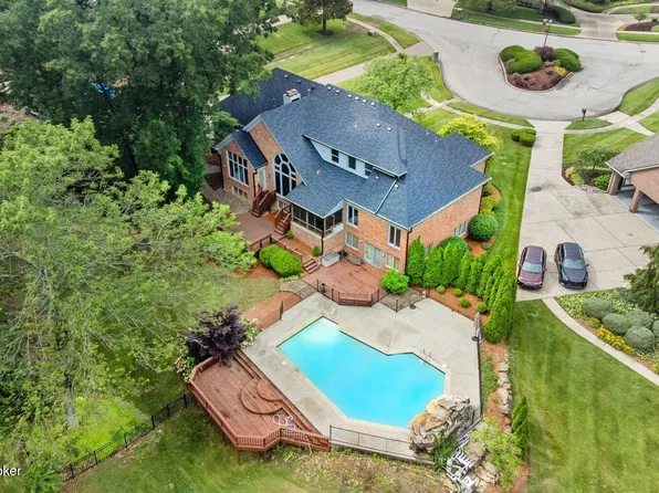 527 Woodlake Dr, Louisville, KY 40245