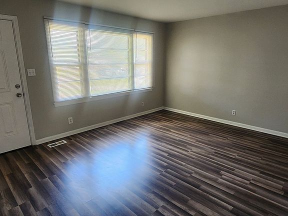 2nd image of 1901 Canterbury Cir NW