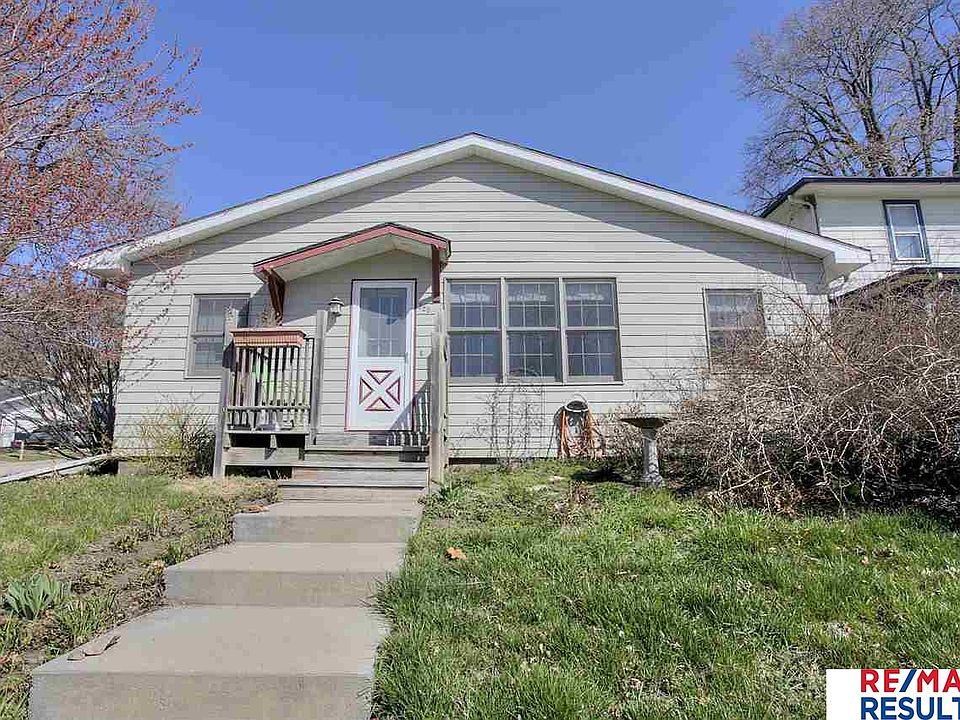 1st image of 820 2nd Ave