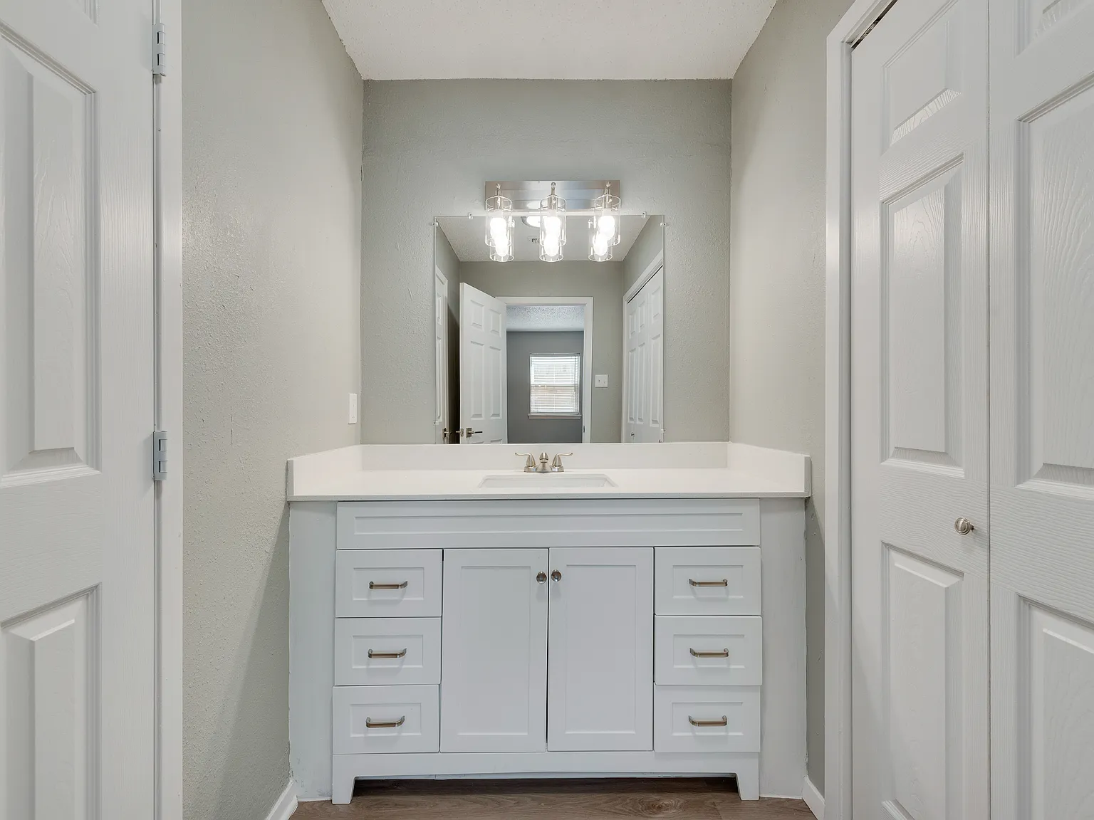 3 bed, 1964 sqft, $2,299 — Photo 2