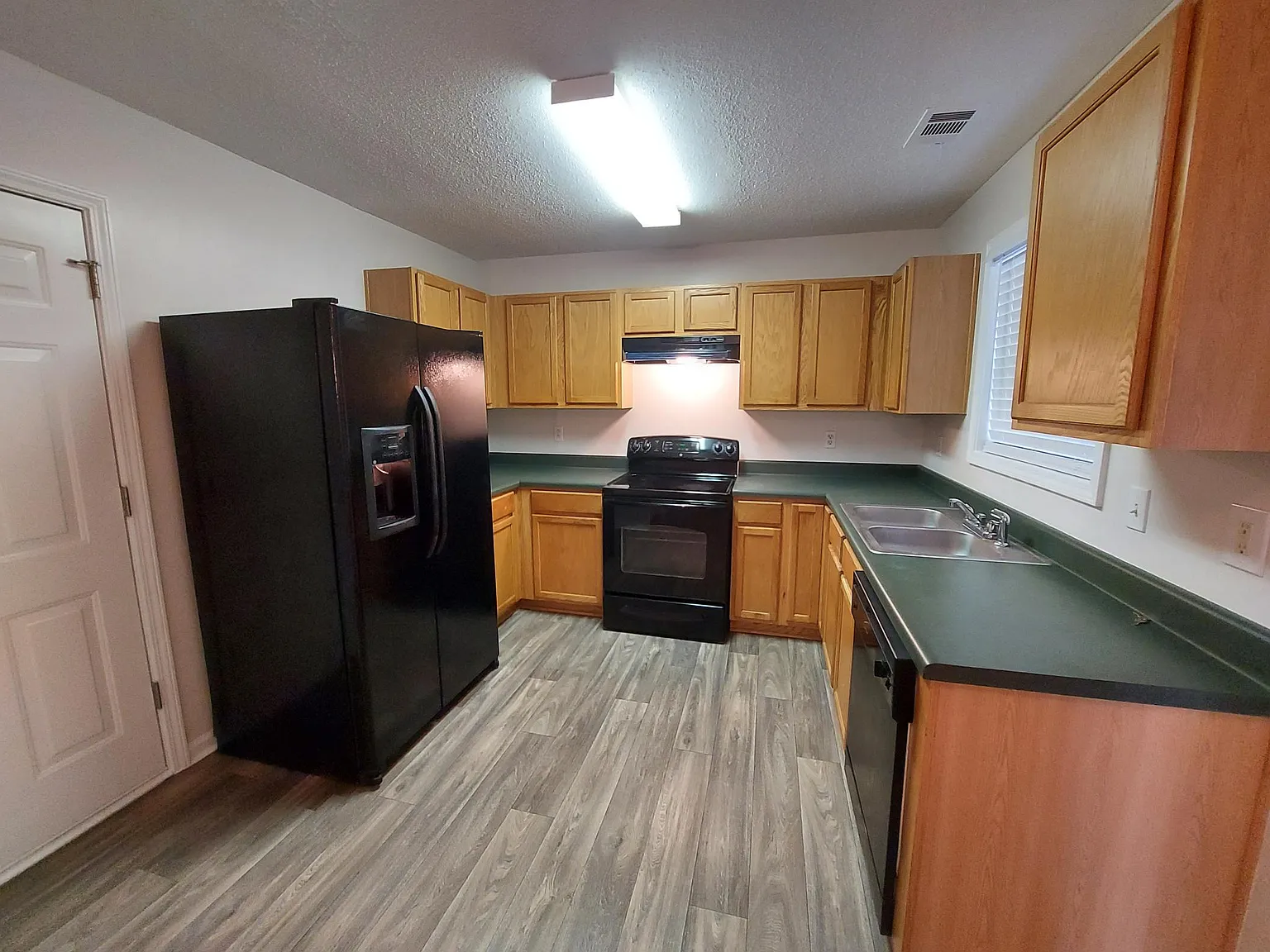 3 bed, 2.5 bath, 1500 sqft, $1,895 — Photo 3