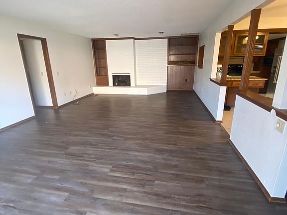 3rd image of 3930 Tamarisk Dr #1