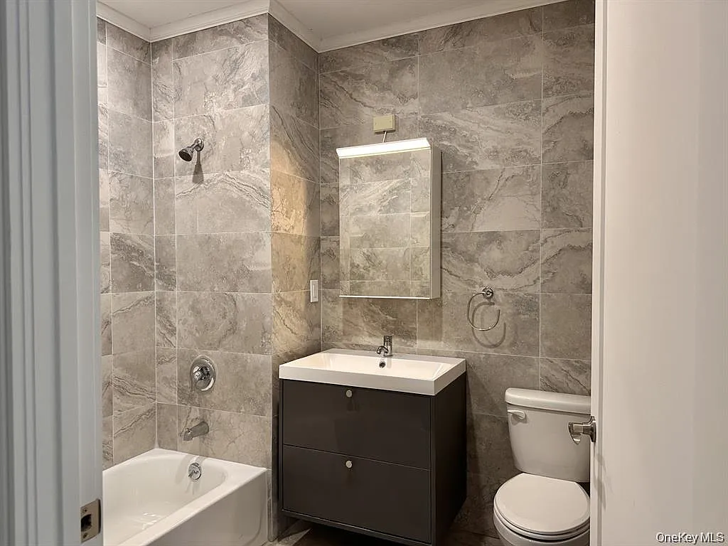 362 W Merrick Rd — Photo 4