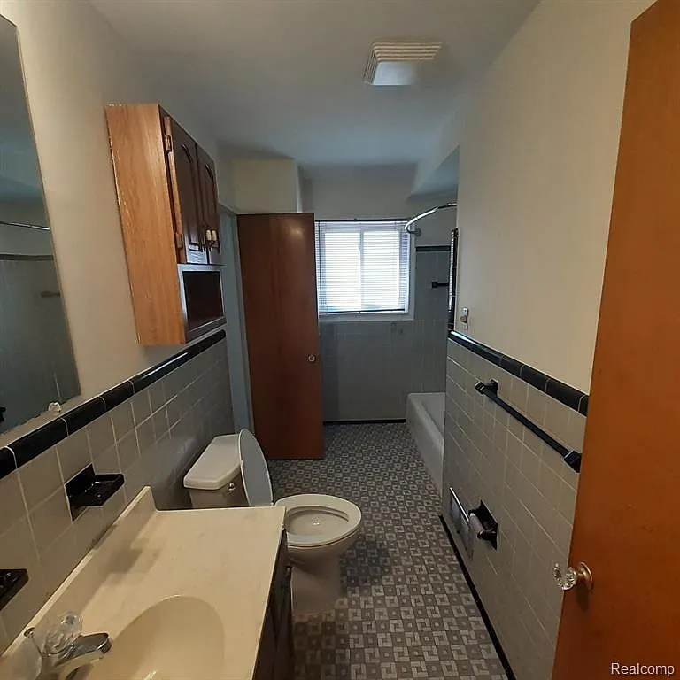 3 bed, 1.0 bath, 1051 sqft, $1,300 — Photo 4