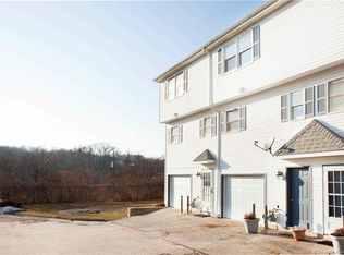 87 Commodore Cmns, Derby, CT 06418