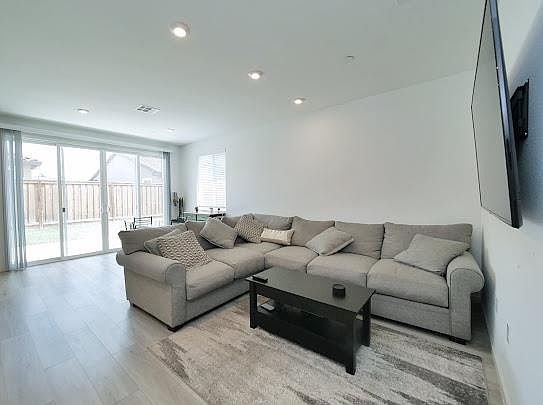 5th image of 571 Pleasant Dr