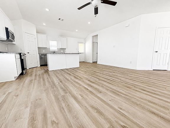 3rd image of 504 Oak Chase Ave
