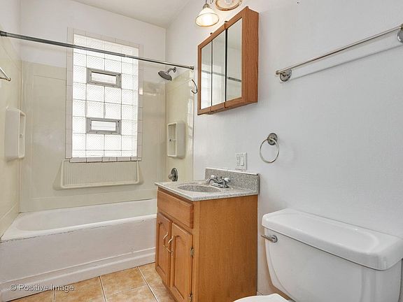 5th image of 3716 N Whipple St #1