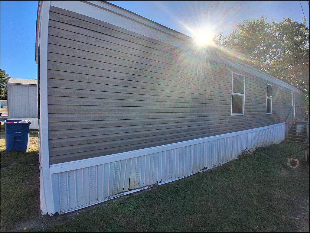 3 bed, 924 sqft, $900 — Photo 2