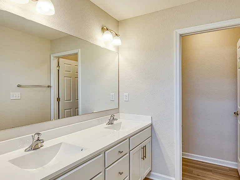 Hillpoint Preserve Townhome Apartments — Photo 19