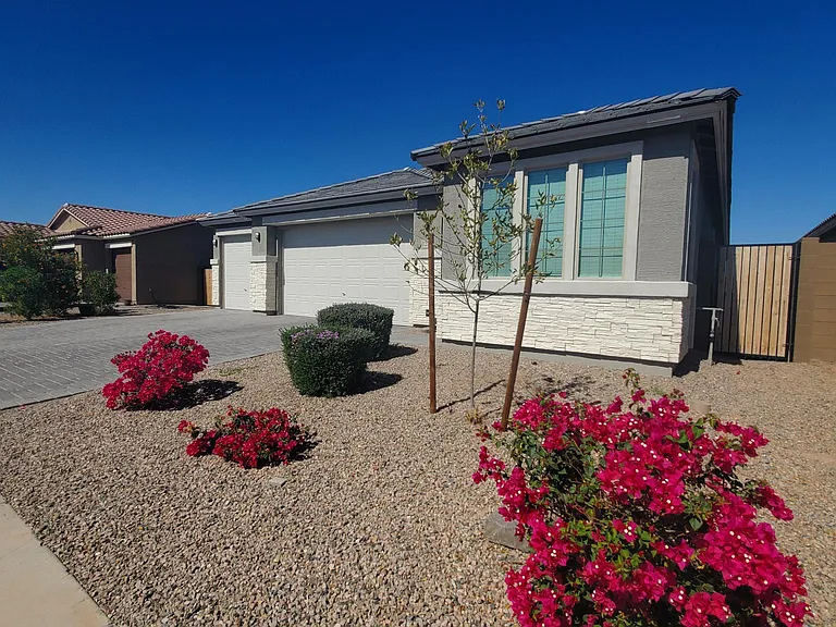 1256 E Jahns Dr — Photo 2