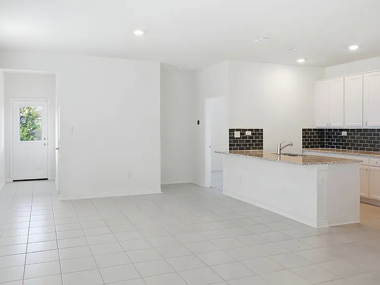 4731 Plaza Ctr — Photo 5
