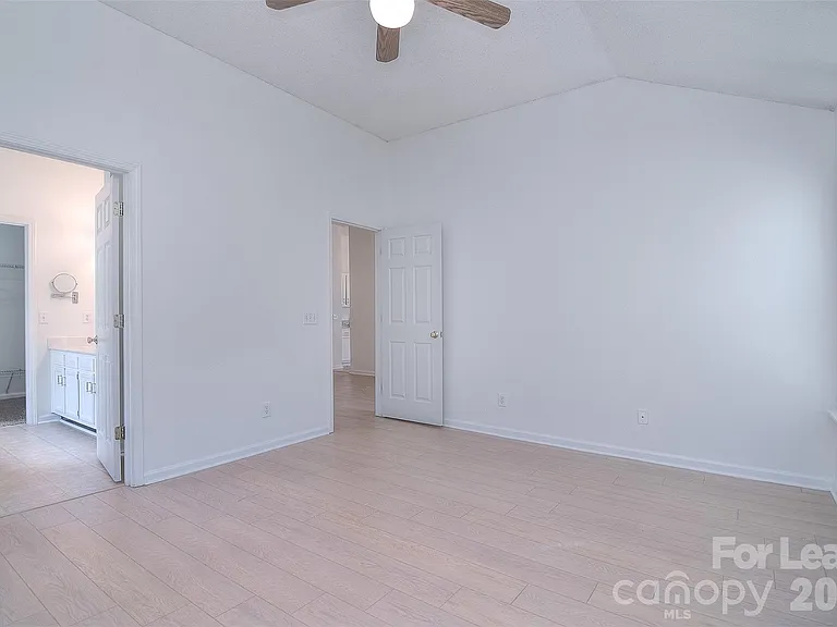 550 Carlisle Dr — Photo 30